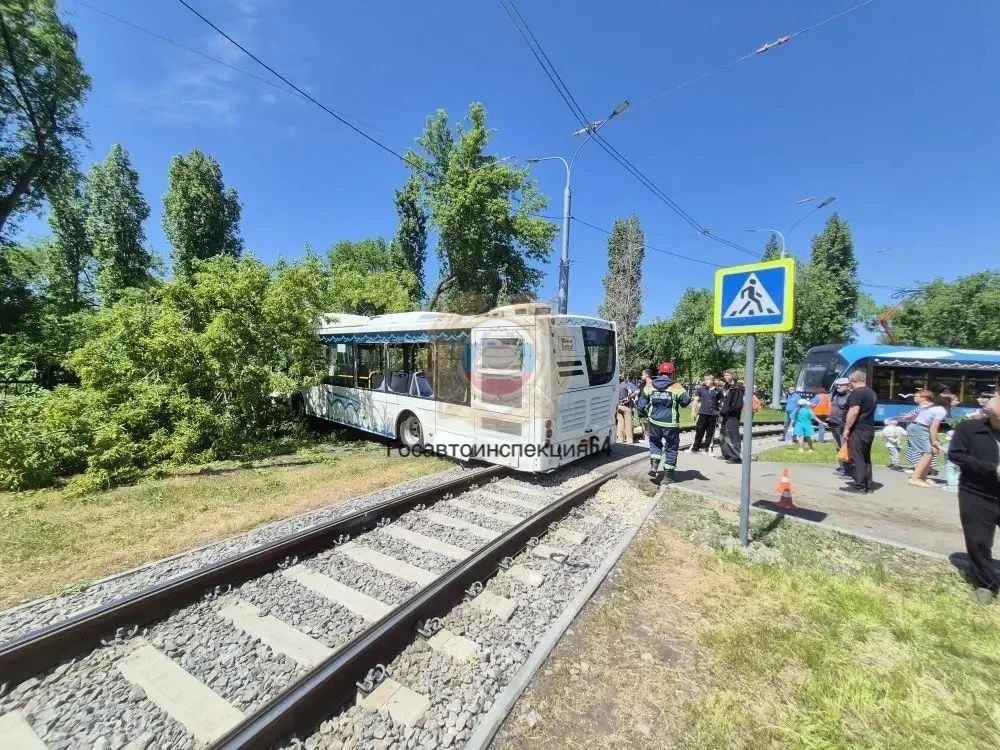 В Саратове автобус 18А врезался в дерево, есть пострадавшие В Саратове автобус 18А врезался в дерево, есть пострадавшие