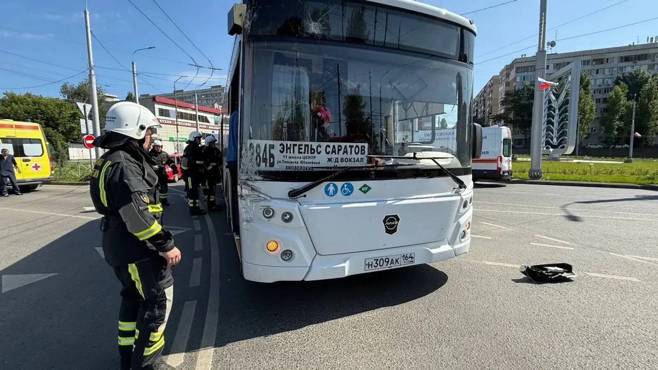 В Саратове столкнулись автобус №284Б и грузовая «ГАЗель» В Саратове столкнулись автобус №284Б и грузовая «ГАЗель»