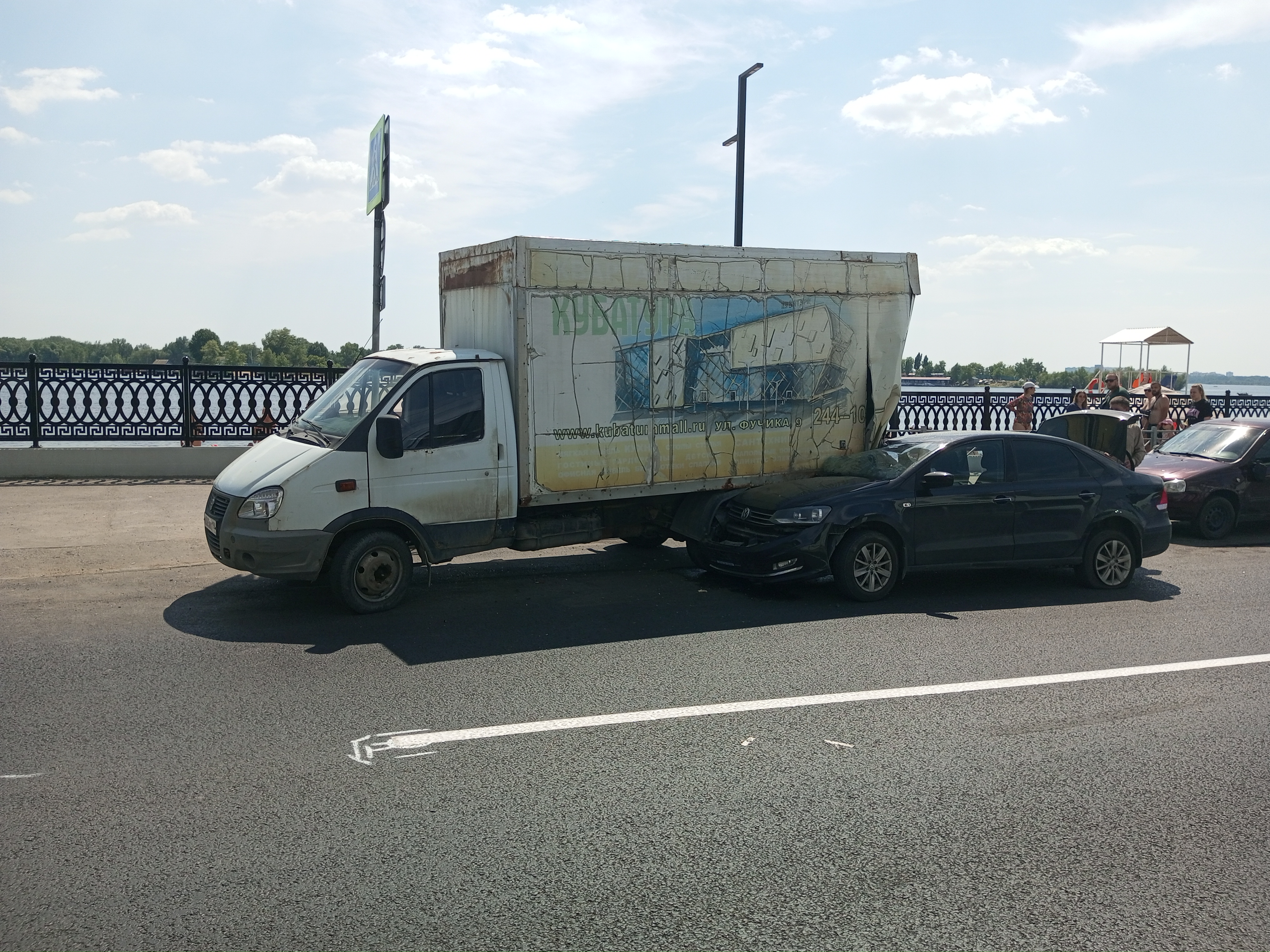 В Саратове у пляжа в Затоне Volkswagen влетел под Газель В Саратове у пляжа в Затоне Volkswagen влетел под Газель