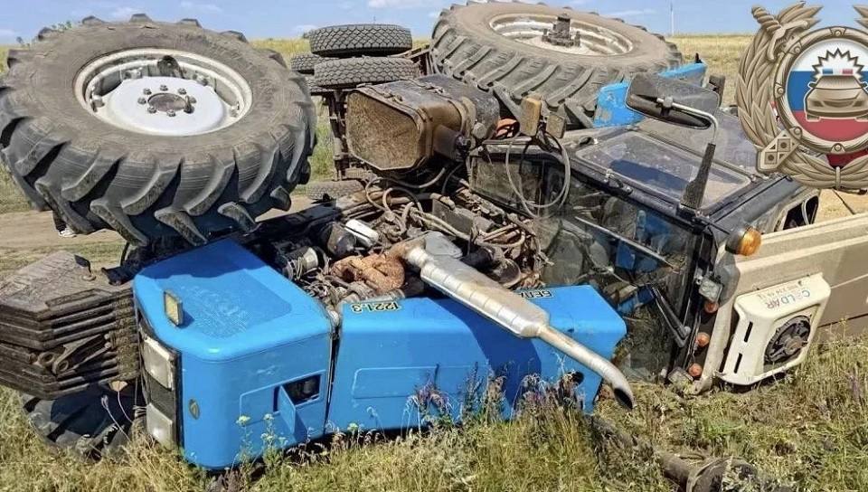 На поле в Саратовской области погиб водитель перевернувшегося трактора