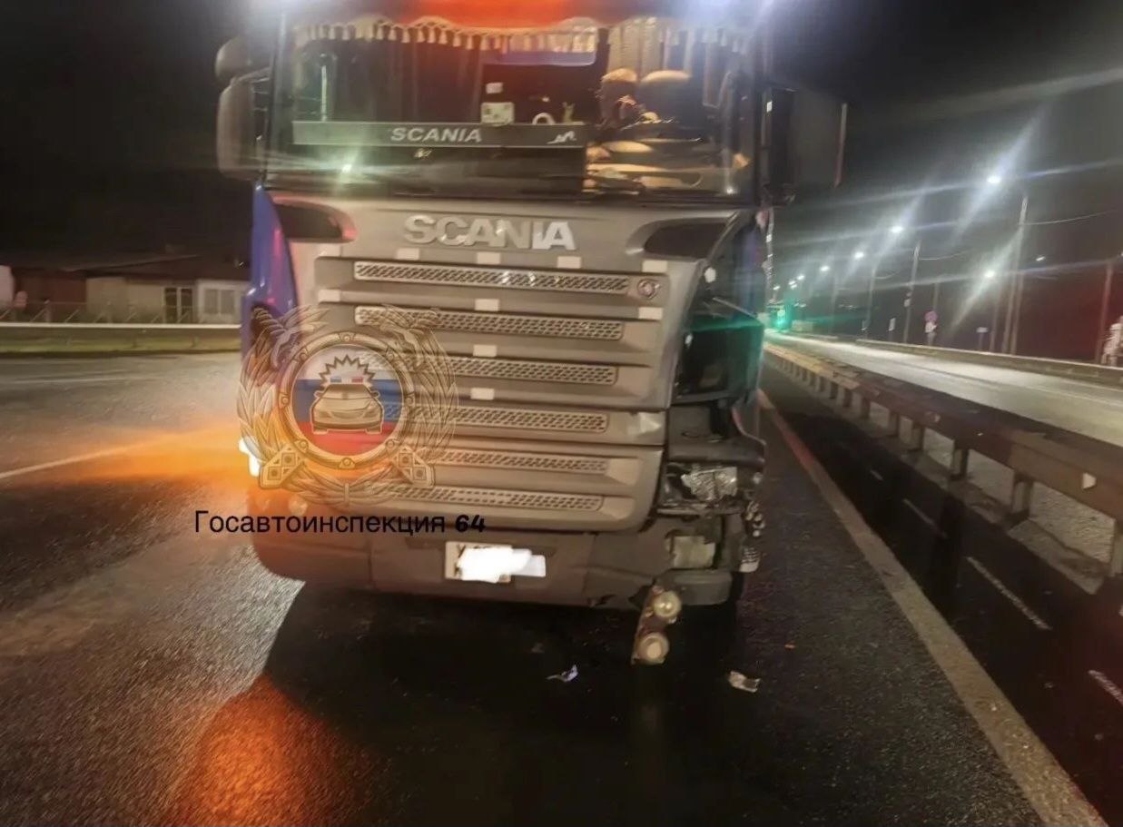 На окраине Саратова фура SCANIA насмерть сбила пешехода На окраине Саратова фура SCANIA насмерть сбила пешехода