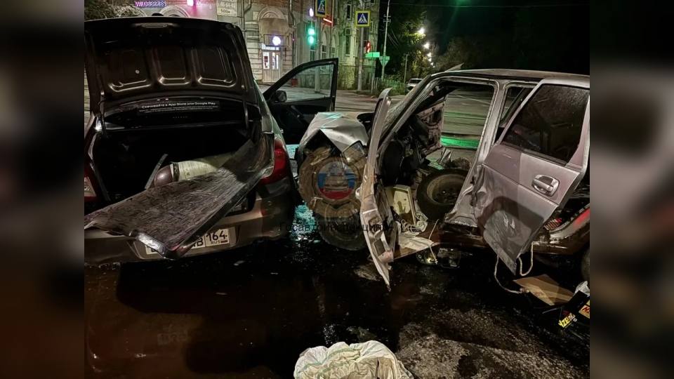 В Заводском районе Саратова ночью в аварии разбились три человека В Заводском районе Саратова ночью в аварии разбились три человека