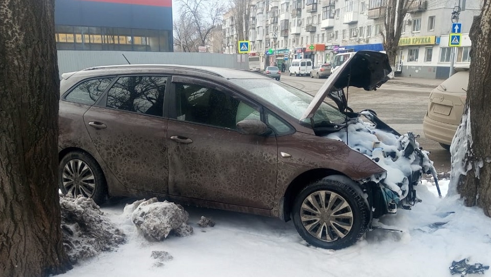 В Саратове водитель иномарки врезался в дерево и сбил стоявшую рядом женщину