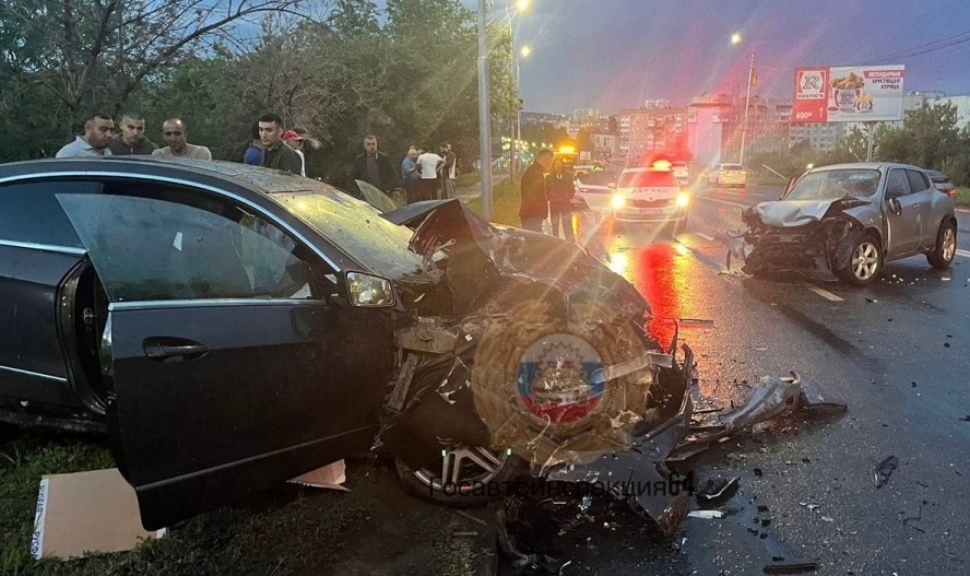 Саратовская автоледи серьёзно пострадала в ДТП с Mercedes: полиция ищет свидетелей