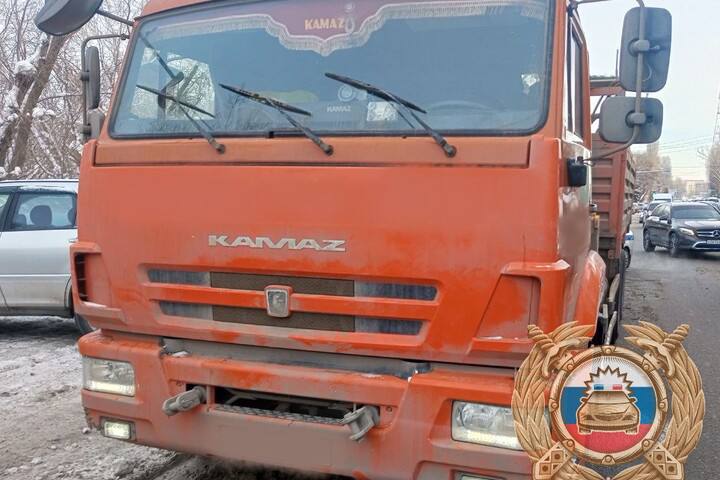 В Саратове «КамАЗ» протаранил припаркованную иномарку около главка полиции