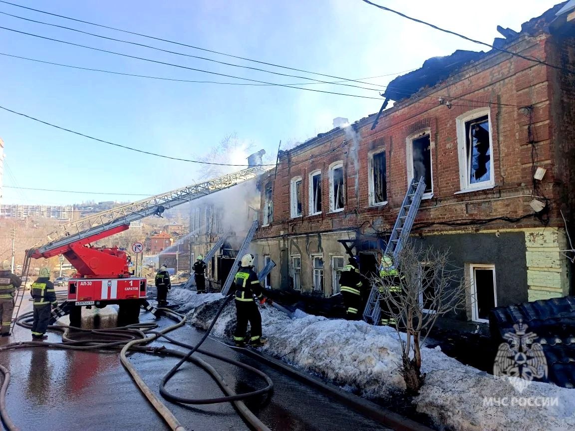 На пепелище сгоревшего дома в центре Саратова обнаружили тело человека