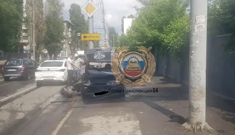 В Саратове на улице Чернышевского «четырнадцатая» влетела в столб В Саратове на улице Чернышевского «четырнадцатая» влетела в столб