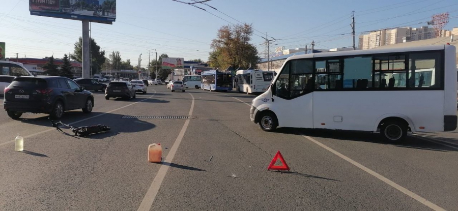 Разыскиваются свидетели наезда маршрутки на самокатчика в Саратове на 3-й Дачной