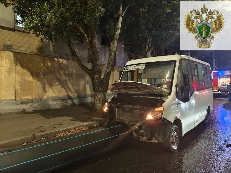 В Саратове двое детей пострадали во врезавшейся в трубу маршрутке