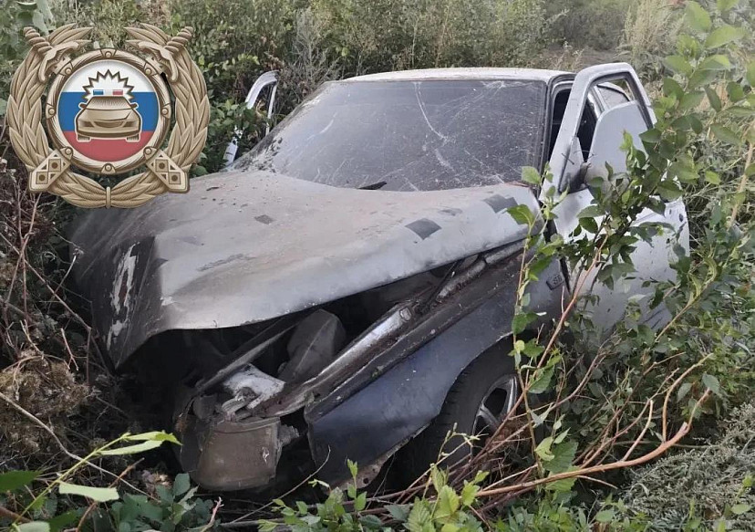 Трое человек пострадали при съезде авто с дорог в Саратовской области