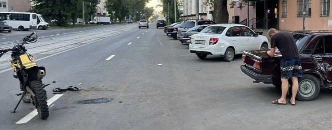 В Саратове 16-летняя мотоциклистка угодила под колёса «семёрки»