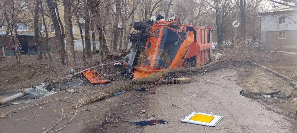В Саратове мусоровоз опрокинулся после столкновения с деревом: есть пострадавший