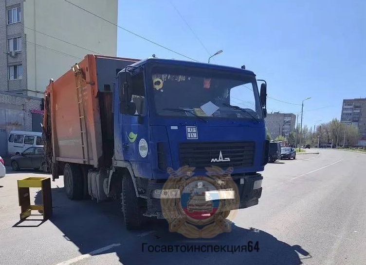 Полицейские ищут в Саратове очевидцев наезда мусоровоза на пенсионерку