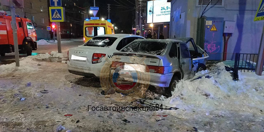 Таксист врезался в «четырнадцатую» в центре Саратова: двое в больнице