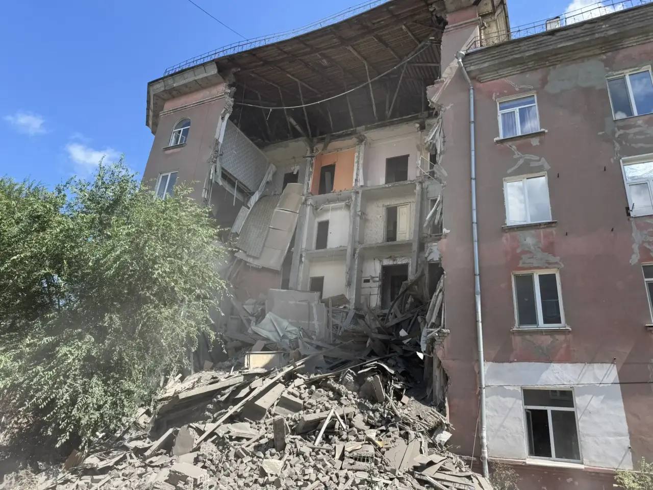 Жильцы вернулись в частично обрушившийся дом на Крымской в Саратове