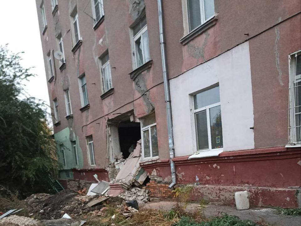 В Саратове у жилого аварийного дома обрушилась стена