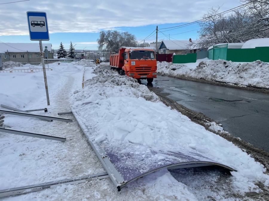 Возбуждено дело о халатности после обрушения остановки на саратовчанку Возбуждено дело о халатности после обрушения остановки на саратовчанку