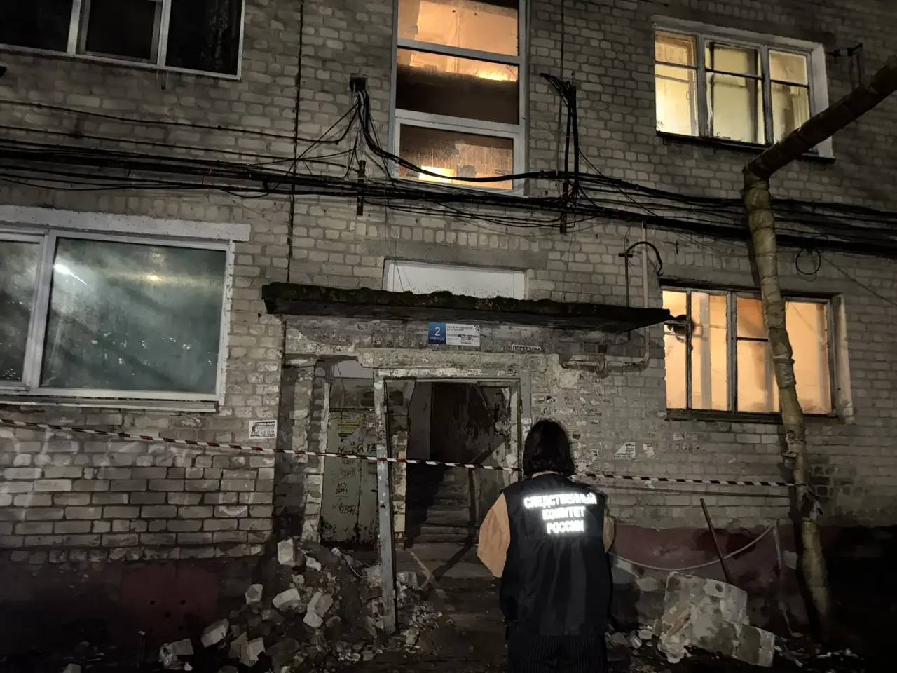 В Саратове в пятиэтажке обрушилась часть подъезда В Саратове в пятиэтажке обрушилась часть подъезда