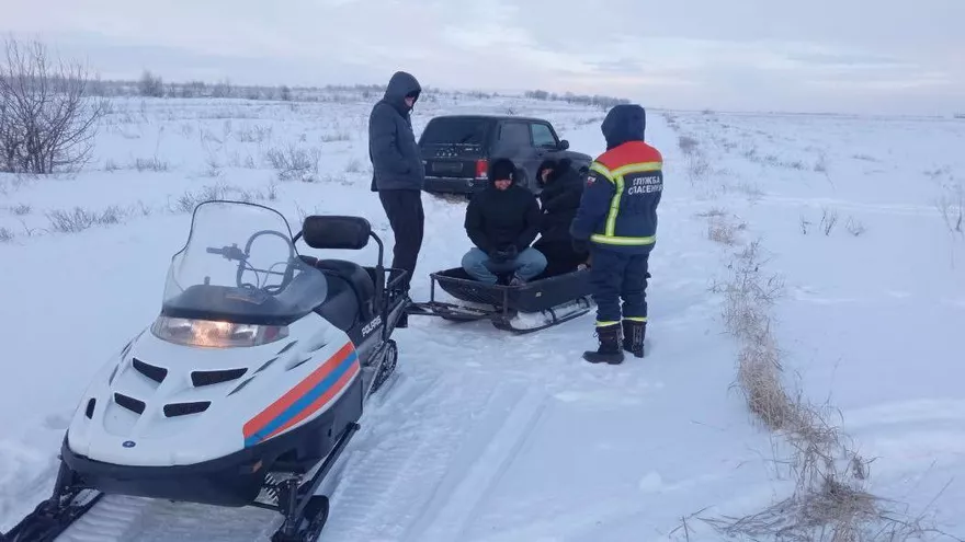 Саратовские спасатели пришли на помощь замерзающим в поле мужчинам