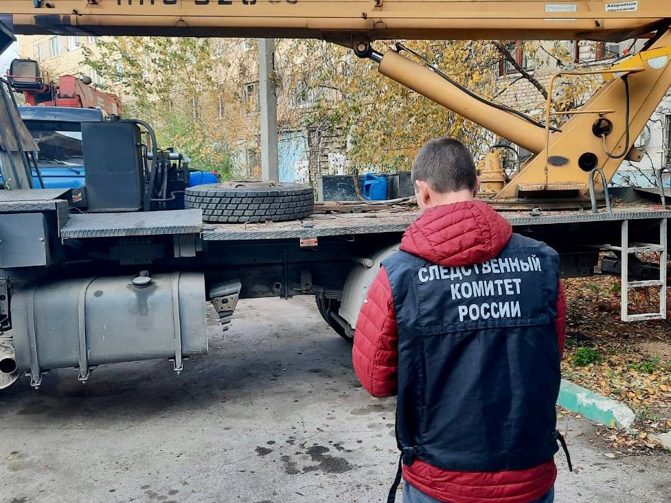 В Саратовской области рабочий разбился насмерть в оторвавшейся от крана люльке при опиловке деревьев