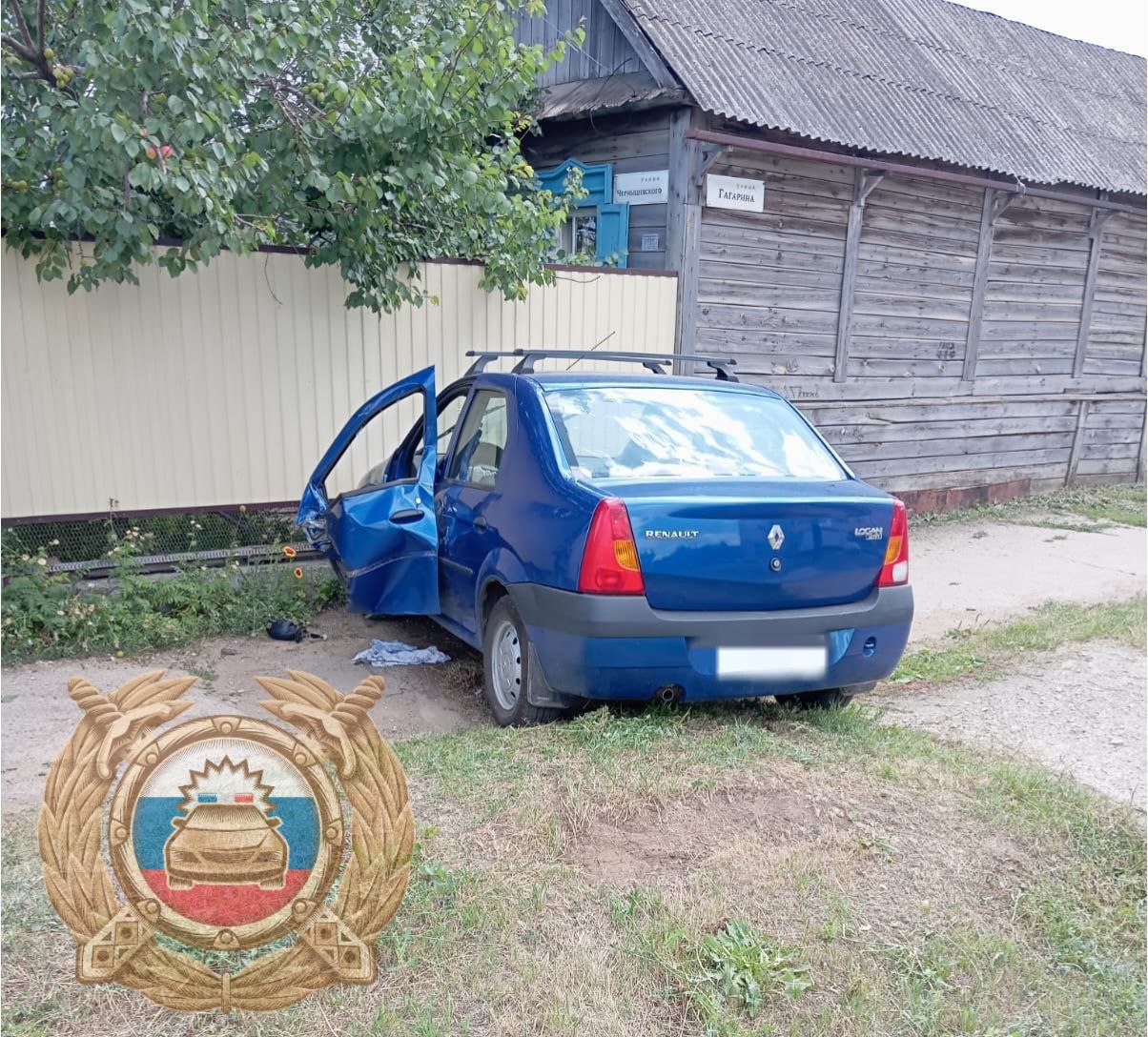 В Саратовской области водитель легковушки врезался в трактор, а потом в забор
