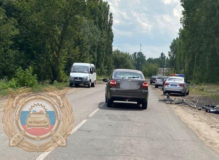В Саратовской области столкнулись "Лада Гранта" и 2 велосипеда: на месте погибла пожилая велосипедистка