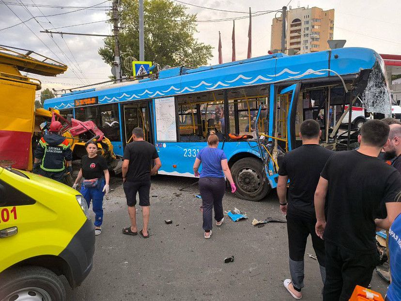 В Саратове пассажирке троллейбуса после аварии с грузовиком ампутировали ногу