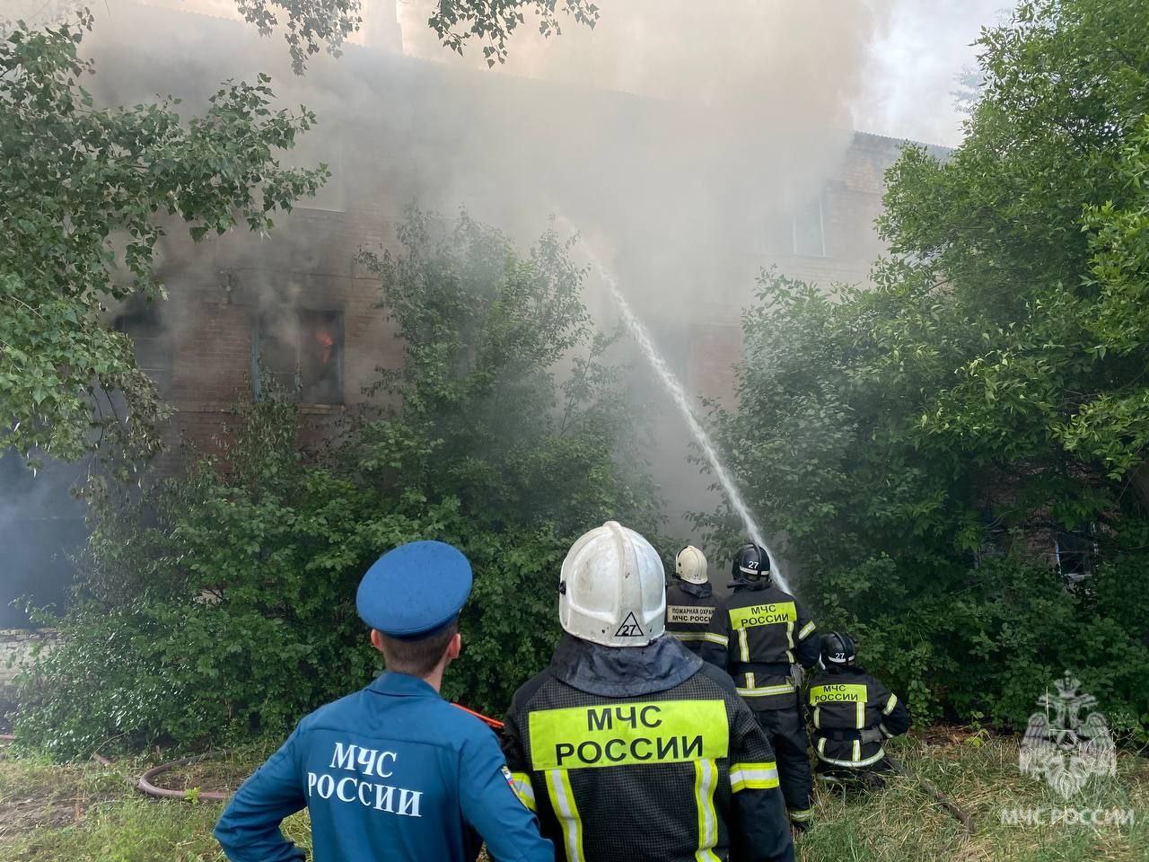 Пожарные тушат возгорание в Летке