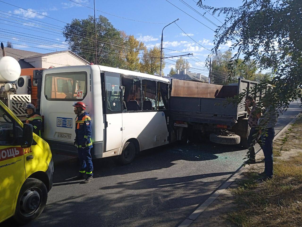 В Саратове маршрутка врезалась в КамАЗ, ранены пять пассажиров