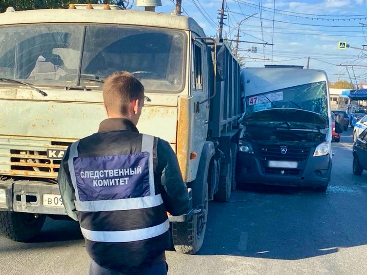 Пять пассажиров маршрутки покалечились при столкновении с КамАЗом в Саратове: возбуждено уголовное дело