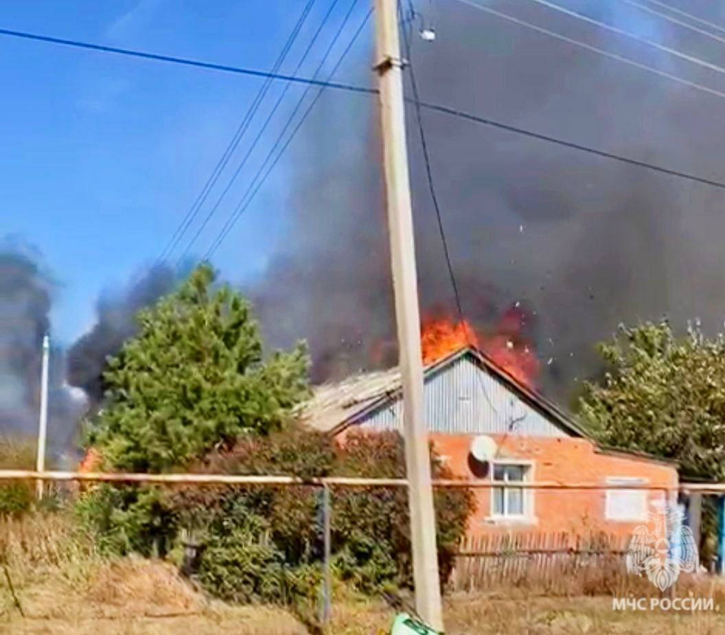 Во время сбора грибов пожарные увидели задымление и спасли саратовчанку из горящего дома