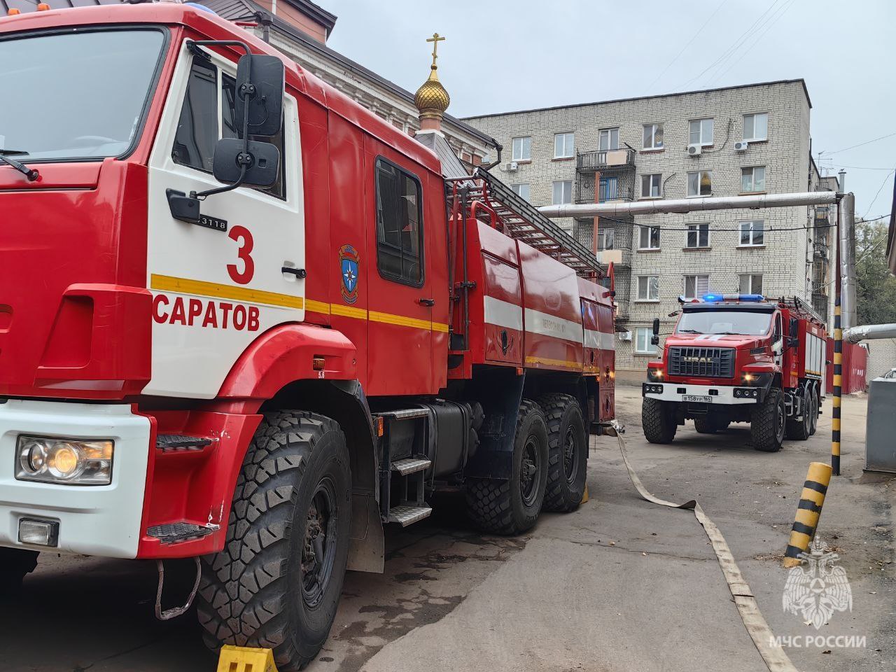 Пенсионерка отравилась дымом на пожаре в пятиэтажке в Саратове