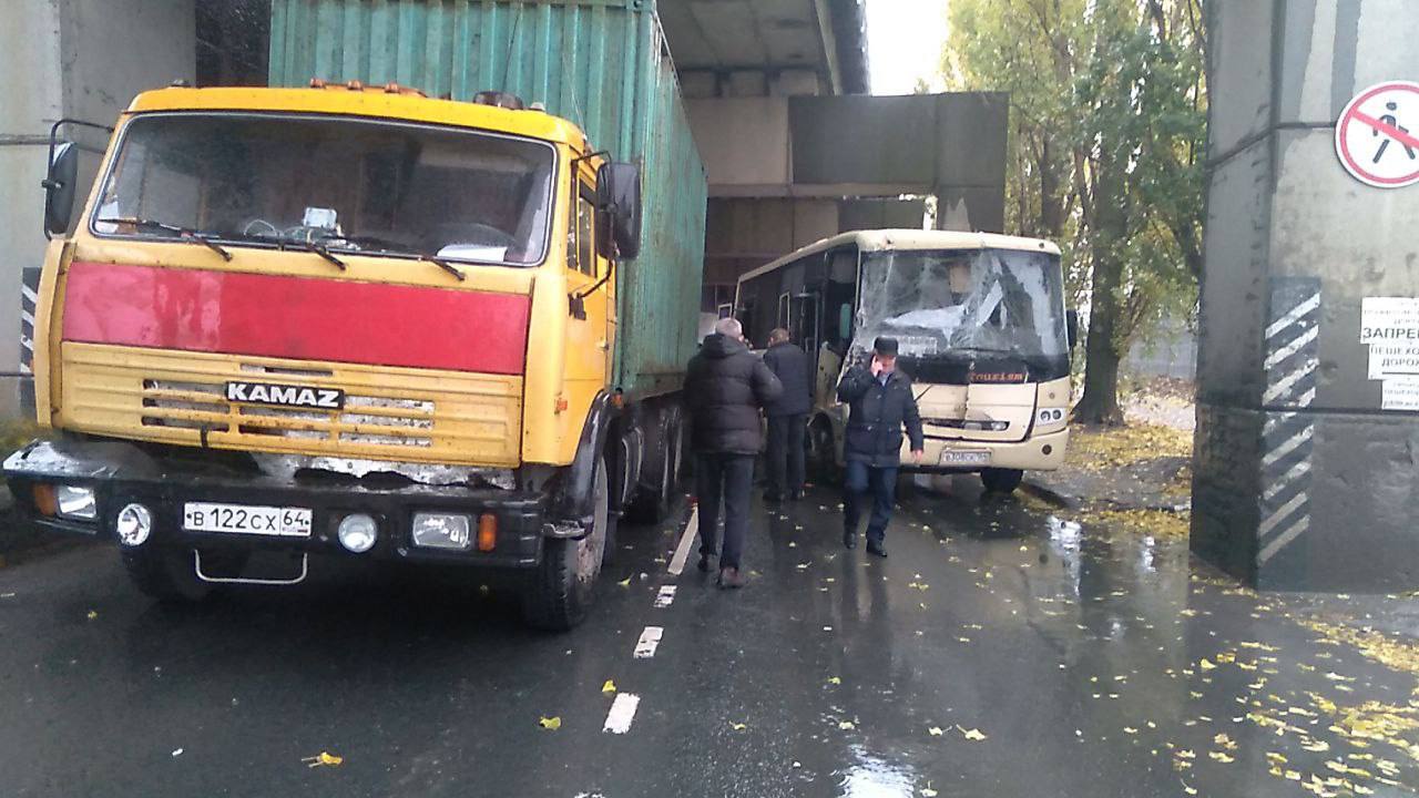 Пять пассажиров рейсового автобуса пострадали в массовом ДТП в Балакове