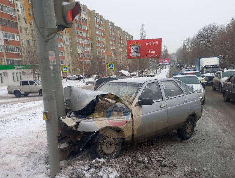 В Саратове легковушка влетела в светофор: двое в больнице