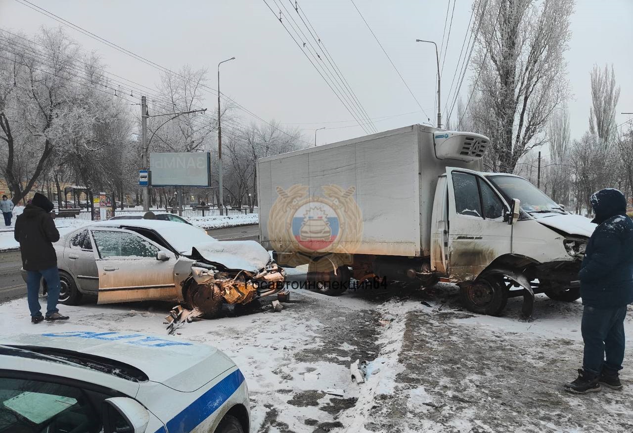 Девушка травмировалась в ДТП с грузовиком в Саратове на 2-й Дачной