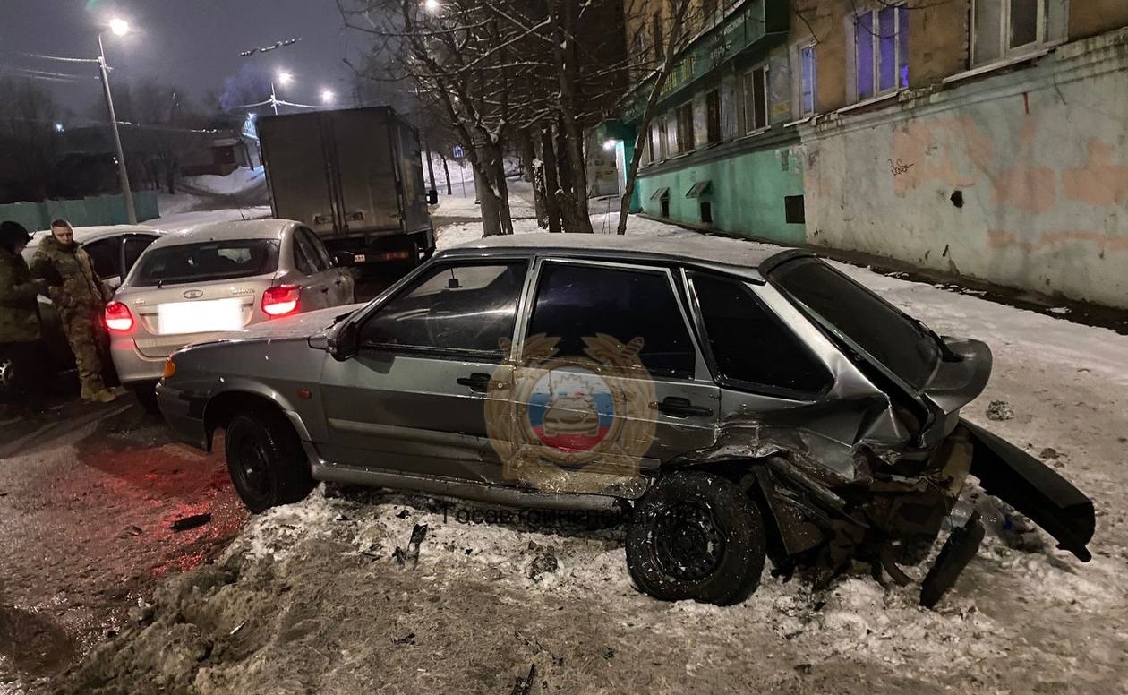 В Саратове водитель «Лады» влетел в две припаркованные машины и скрылся