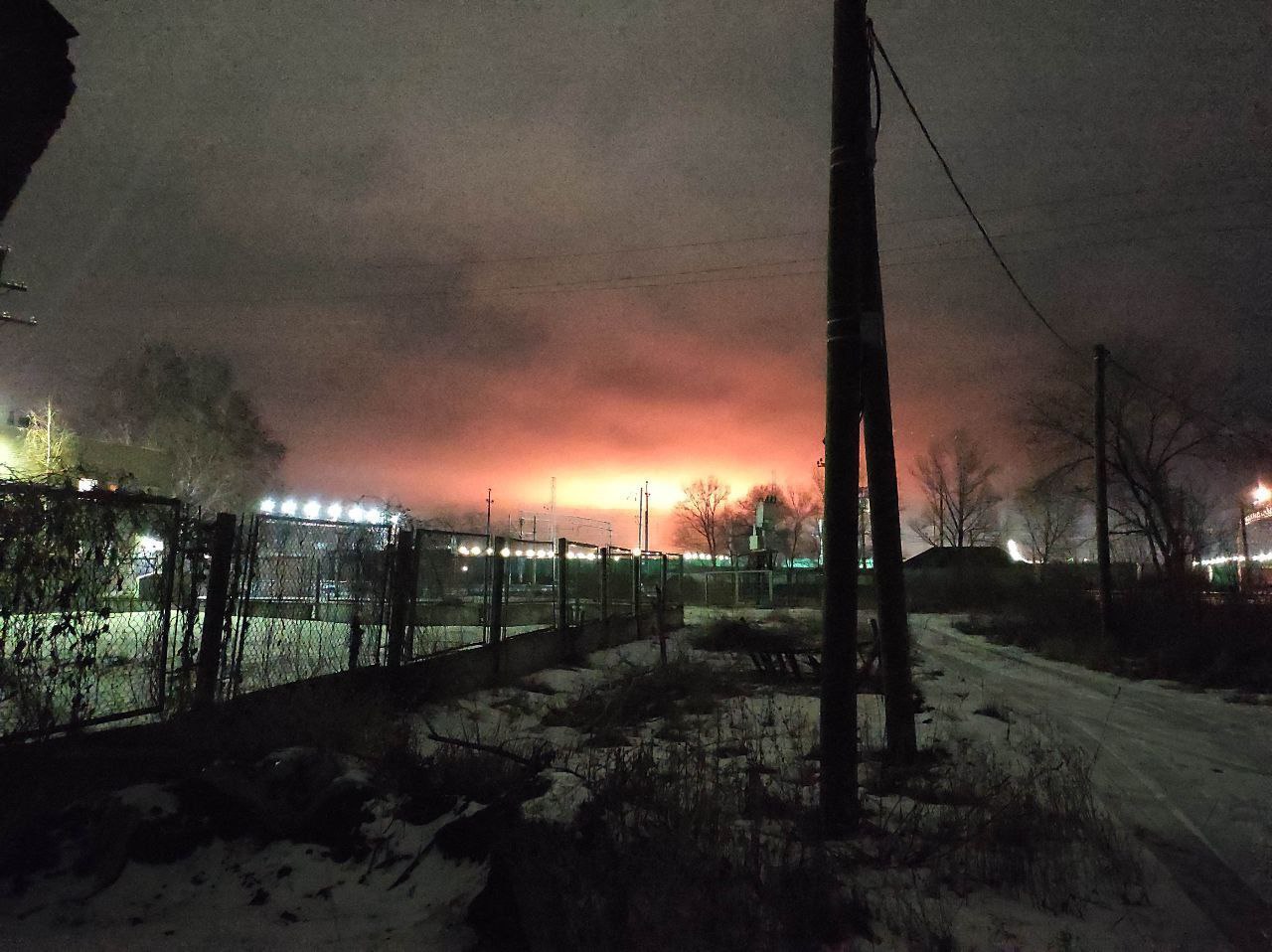 На месте падения обломков беспилотника в Энгельсе вновь вспыхнул пожар