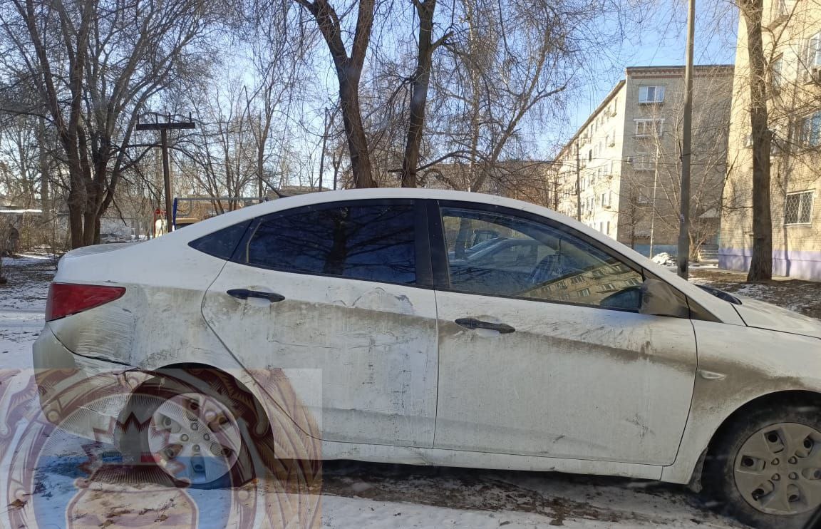 Молодой водитель иномарки снёс остановку на центральной площади в Саратовской области