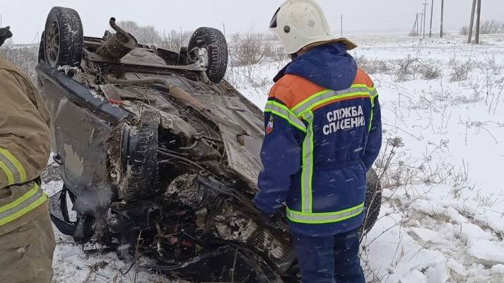 Годовалый ребёнок и двое взрослых разбились в ДТП с грузовиком в Саратовской области