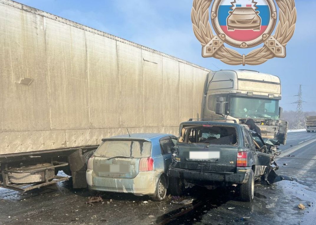 В тройном ДТП с фурой на саратовской трассе покалечился мужчина