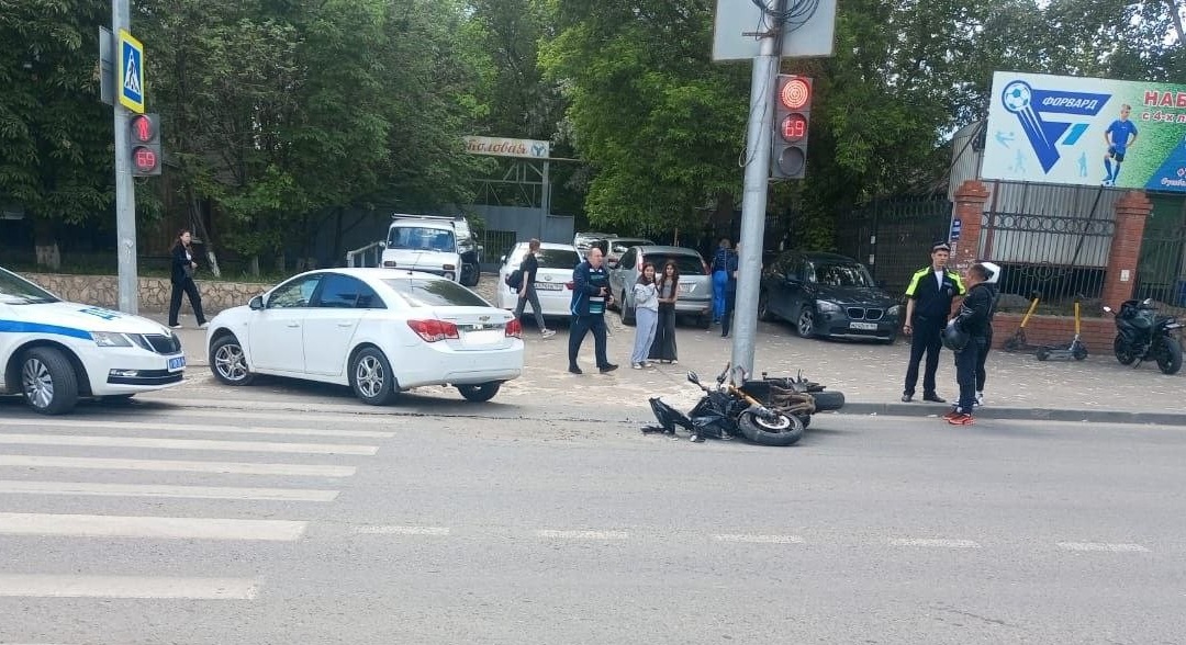 Водитель Chevrolet столкнулся с мотоциклисткой в Саратове на Соколовой, полиция ищет свидетелей ДТП