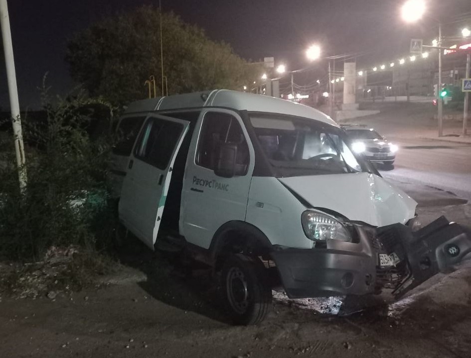 В Саратове водитель «Соболя» врезался в заправку и покалечил пассажира