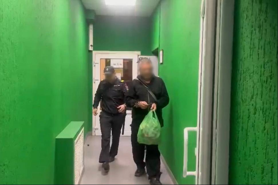 Саратовец едва не убил пенсионерку металлическим чайником