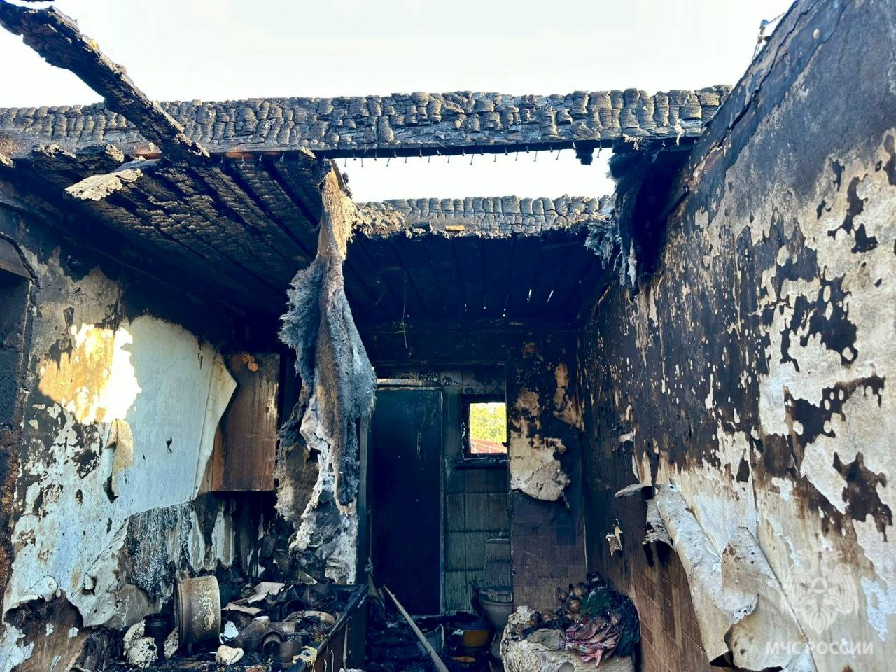 На пожаре в Дубках погибла саратовчанка, её супруг с ожогами госпитализирован