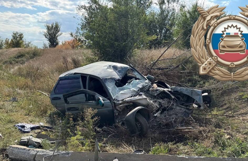 Водитель «Лады» погиб и покалечил пассажирку в ДТП со столбом на саратовской трассе