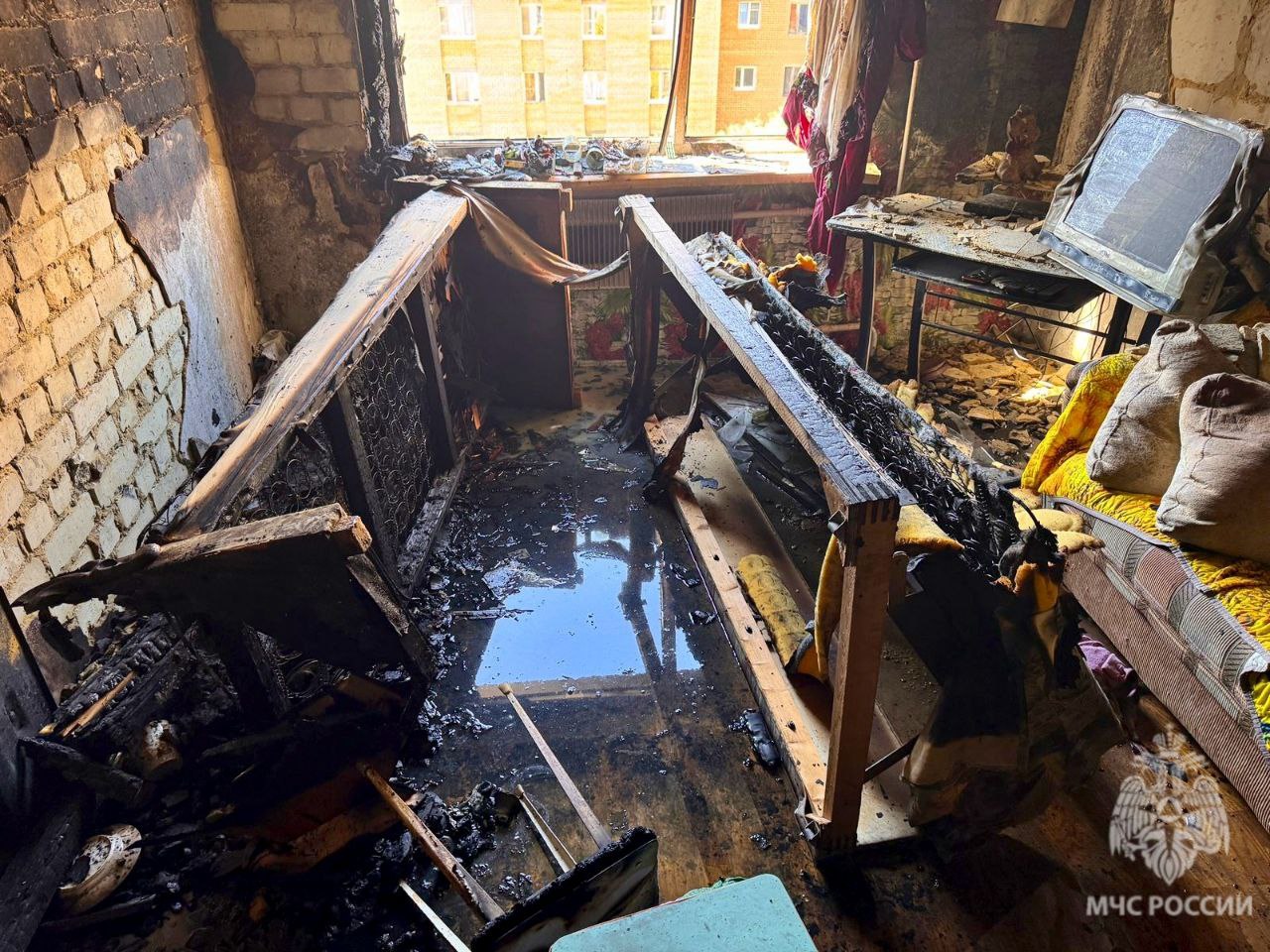 Из-за короткого замыкания в девятиэтажке на Стрелке выгорела квартира