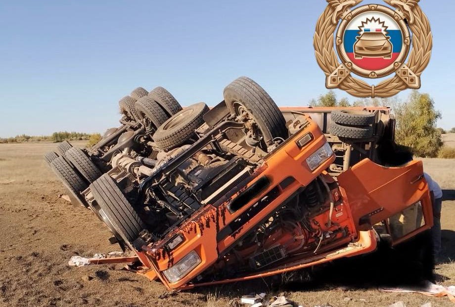 На саратовской трассе опрокинулся «КамАЗ», водитель погиб