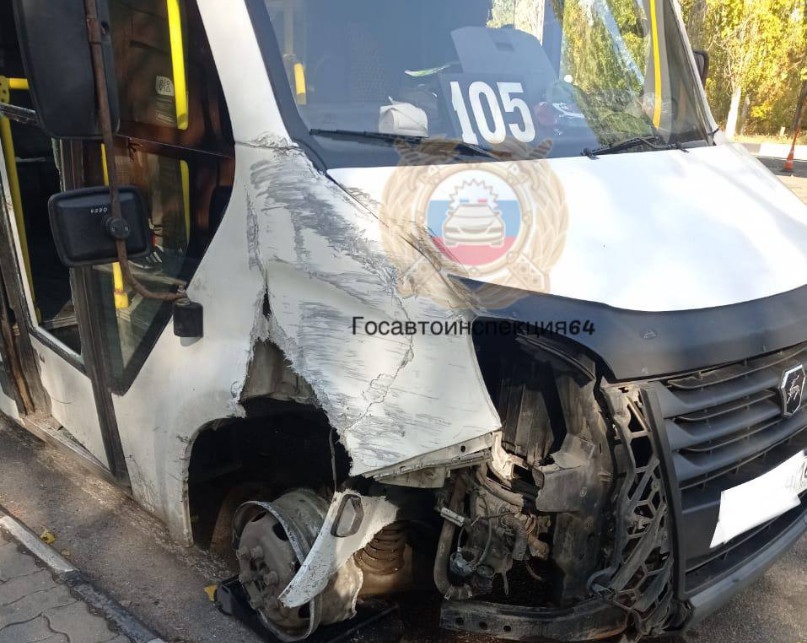 Водитель саратовской маршрутки потерял сознание за рулем и попал в ДТП