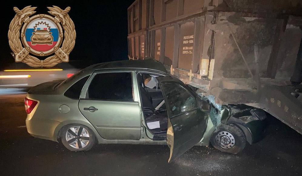 Водитель «Гранты» врезался в тракторный прицеп под Саратовом