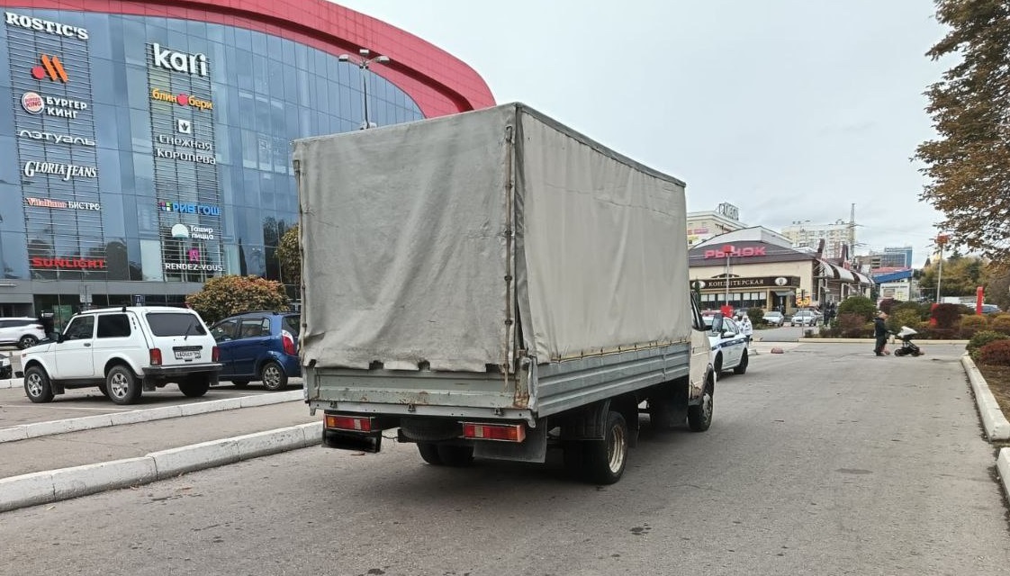 Грузовик сбил саратовчанку возле «Тау Галереи» Грузовик сбил саратовчанку возле «Тау Галереи»